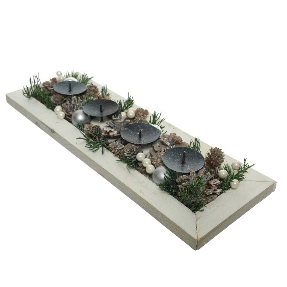 Een lange, witte houten schaal met vier kaarsen, dennenappels en parelachtige decoraties.