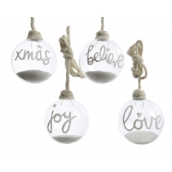 Transparante glazen ballen met witte letters: "xmas", "believe", "joy", "love", aan touwtjes.