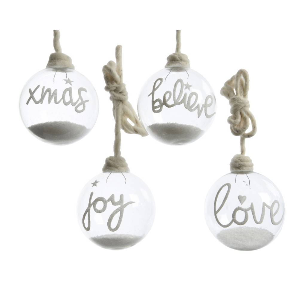 Transparante glazen ballen met witte letters: "xmas", "believe", "joy", "love", aan touwtjes.