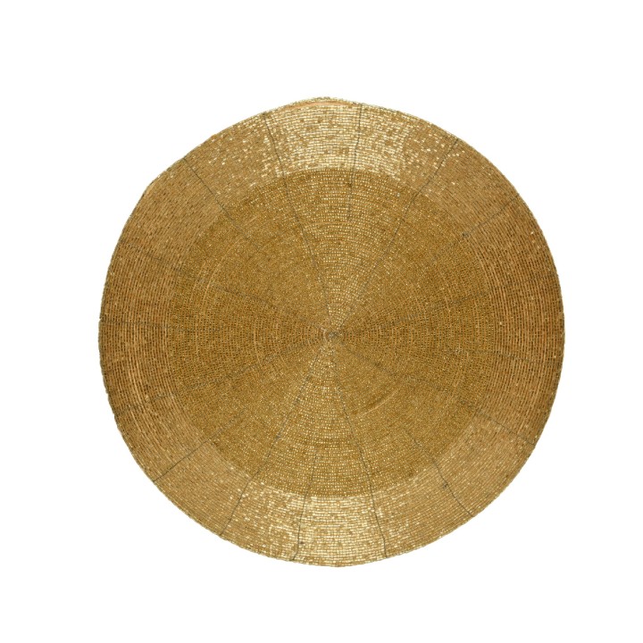 Ronde, gouden placemat van gevlochten materiaal met een glanzende afwerking.