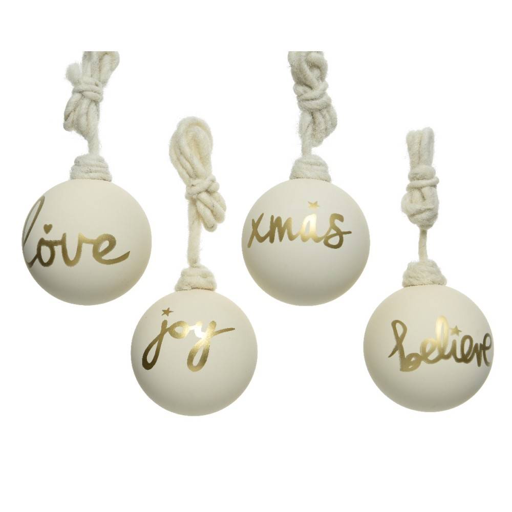 Vier witte kerstballen met gouden teksten: "love", "joy", "xmas" en "believe", aan touwtjes.