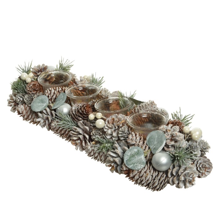 Sfeervolle kerstdecoratie met dennenappels, kaarsen en groene accenten in natuurlijke tinten.