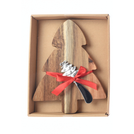 Houten snijplank in dennenboomvorm met een zilveren lepel en rode strik.