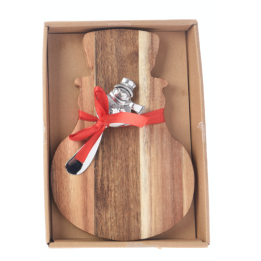 Houten snijplank in de vorm van een gitaar, met een zilveren mes en een rode strik.