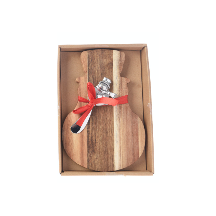 Houten snijplank in de vorm van een gitaar, met een zilveren mes en een rode strik.