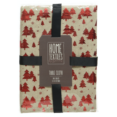 Linnen tafellaken met rode glanzende kerstbomen op een beige achtergrond, verpakt met een label.