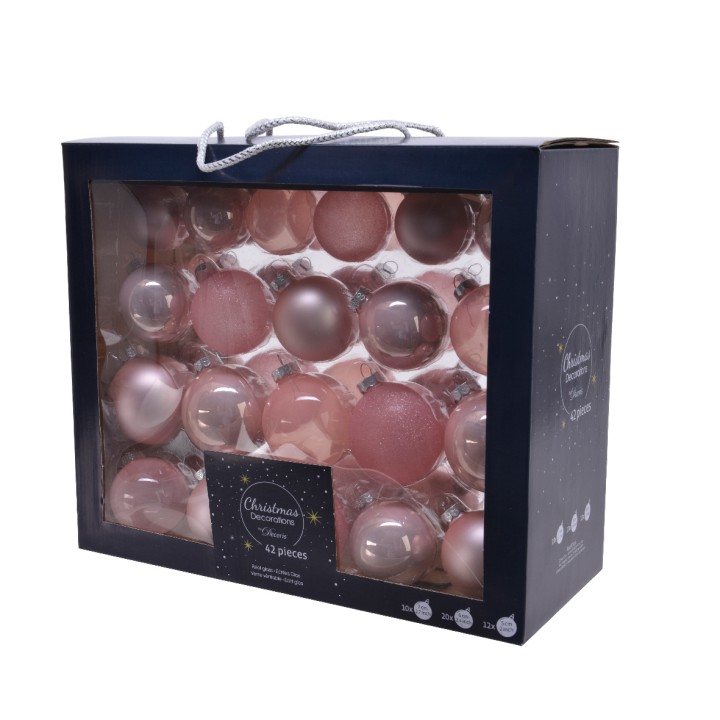 Een doos met 24 kerstballen in zachte roze tinten, variërend in matte en glanzende afwerkingen.
