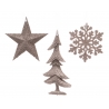 Drie decoratieve ornamenten: een ster, een kerstboom en een sneeuwvlok in zachte, neutrale tinten.