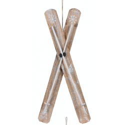 Kruisende houten ski's met witte details, rustiek en winters, hangen aan een touw.
