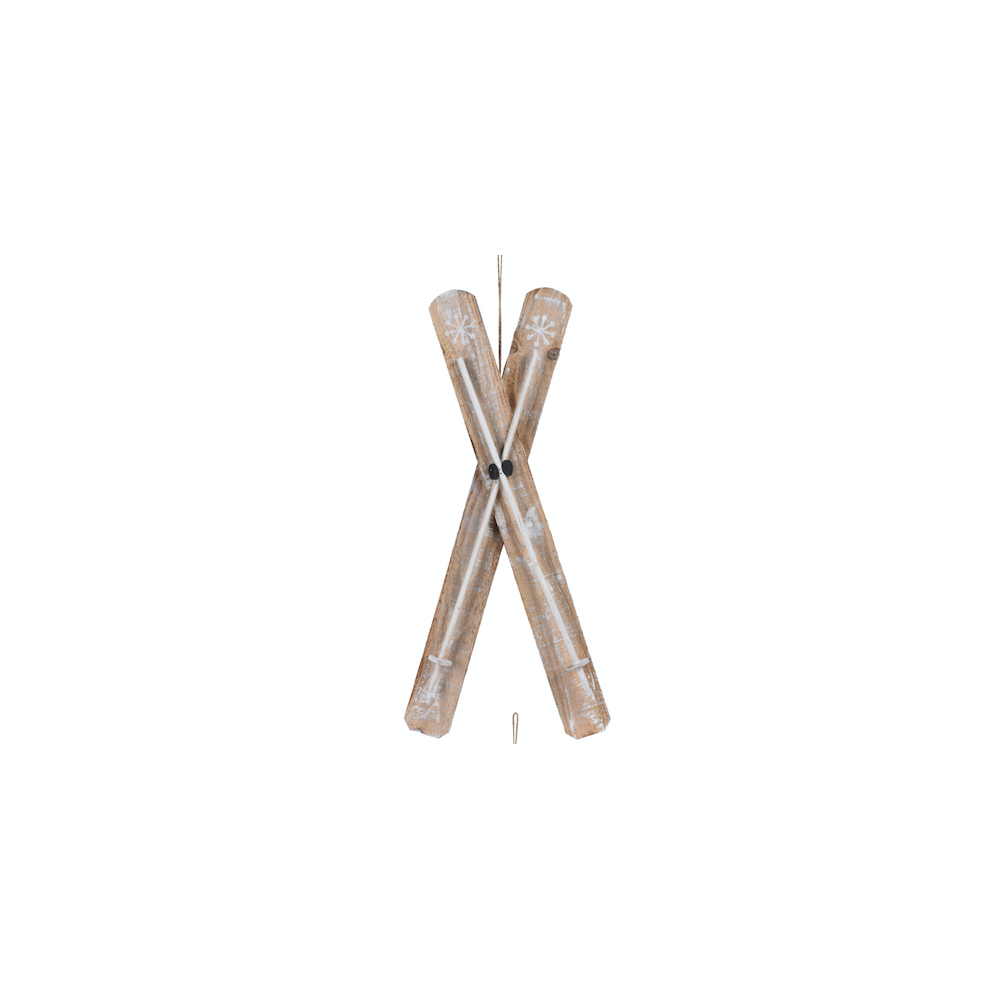 Kruisende houten ski's met witte details, rustiek en winters, hangen aan een touw.