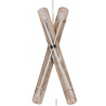 Kruisende houten ski's met witte details, rustiek en winters, hangen aan een touw.
