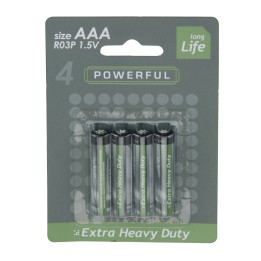 Vier AAA-batterijen in een groene verpakking met witte stippen en een duidelijke merknaam.