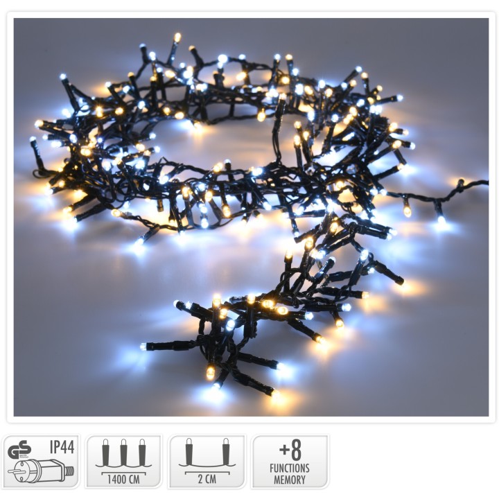 Een kronkelige draad met witte en gele kerstlichtjes op een zwarte achtergrond.