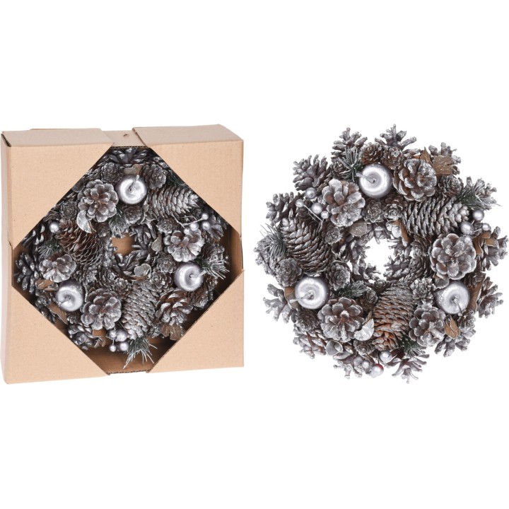 Een kerstkrans van dennenappels en takken, versierd met zilveren accenten en in een kartonnen doos.
