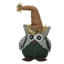 Een schattige uil van stof met een gebreide hoed en pluizige rand, in groen en grijs.