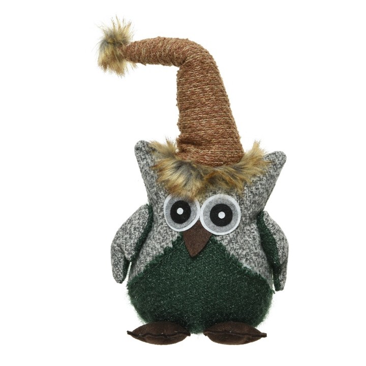 Een schattige uil van stof met een gebreide hoed en pluizige rand, in groen en grijs.