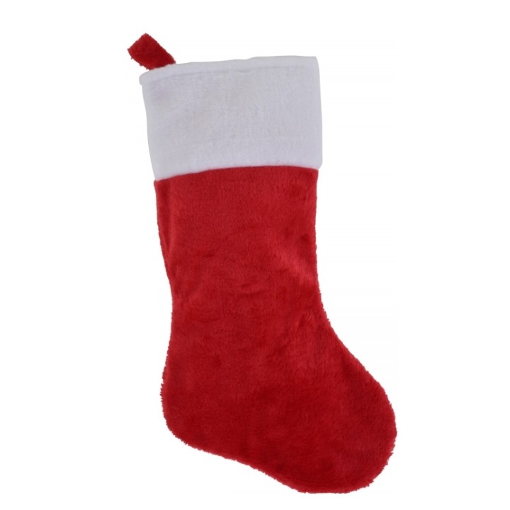 Een rode kerstsok van zachte stof met een witte, geborduurde rand aan de bovenkant.