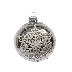 Glazen kerstbal met een witte sneeuwvlok en parelachtige details, glanzend en elegant.
