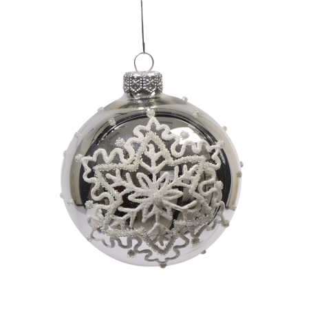 Glazen kerstbal met een witte sneeuwvlok en parelachtige details, glanzend en elegant.