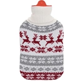 Een warmwaterkruik met een gebreide hoes in grijs, rood en wit, versierd met rendieren en sneeuwv...