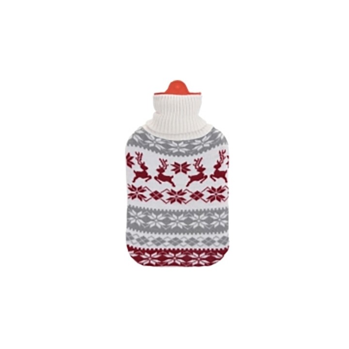 Een warmwaterkruik met een gebreide hoes in grijs, rood en wit, versierd met rendieren en sneeuwv...
