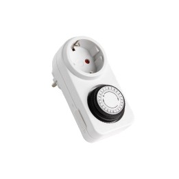 Witte stekkerdoos met een draaiknop voor het instellen van tijdschakelingen.