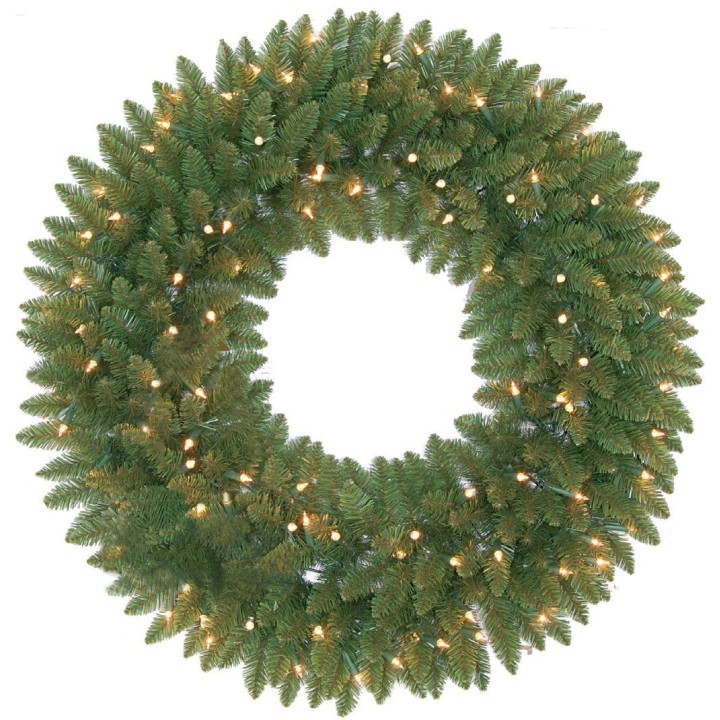 Groene krans van takken met warme, twinkelende lichtjes in een ronde vorm.