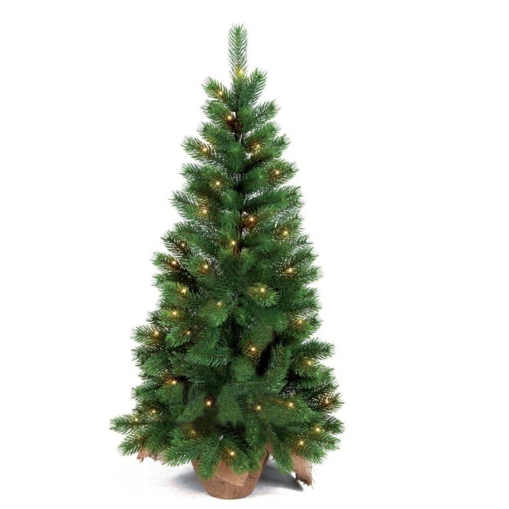 Groene kunstkerstboom met gouden lichtjes, in een eenvoudige pot van jute.