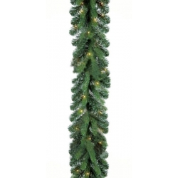 Groene kerstguirlande met takken en kleine sfeervolle lampjes.