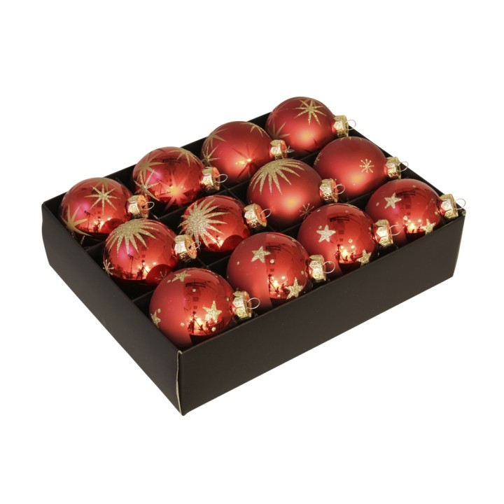 Een doos met twaalf glanzende rode kerstballen, versierd met gouden sterren en bladeren.
