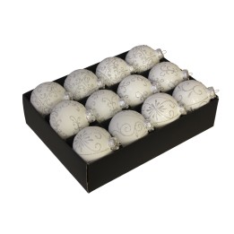 Een doos met twaalf witte kerstballen versierd met zilveren patronen.