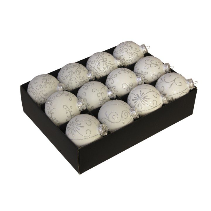 Een doos met twaalf witte kerstballen versierd met zilveren patronen.