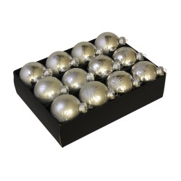 Zilveren kerstballen met sneeuwvlokpatronen in een zwarte doos, zestien stuks.