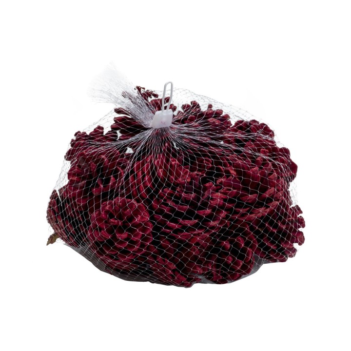 Een netzak gevuld met donkerrode dennenappels, ideaal voor decoratie.