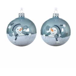 Twee glazen kerstballen met een sneeuwpop, omringd door zilver glitter en een winterse sfeer.