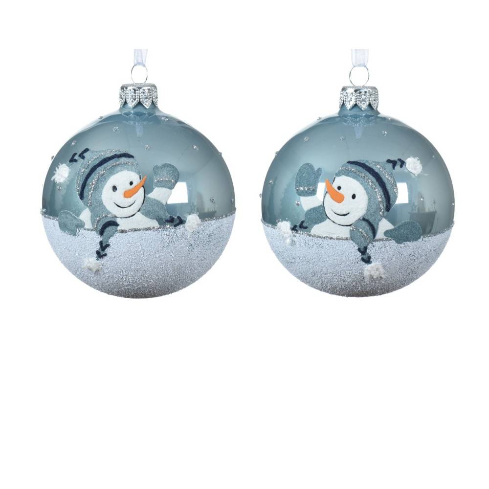 Twee glazen kerstballen met een sneeuwpop, omringd door zilver glitter en een winterse sfeer.