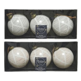 Set van zes witte kerstballen met geometrische lijnen en gouden details in een transparante verpa...