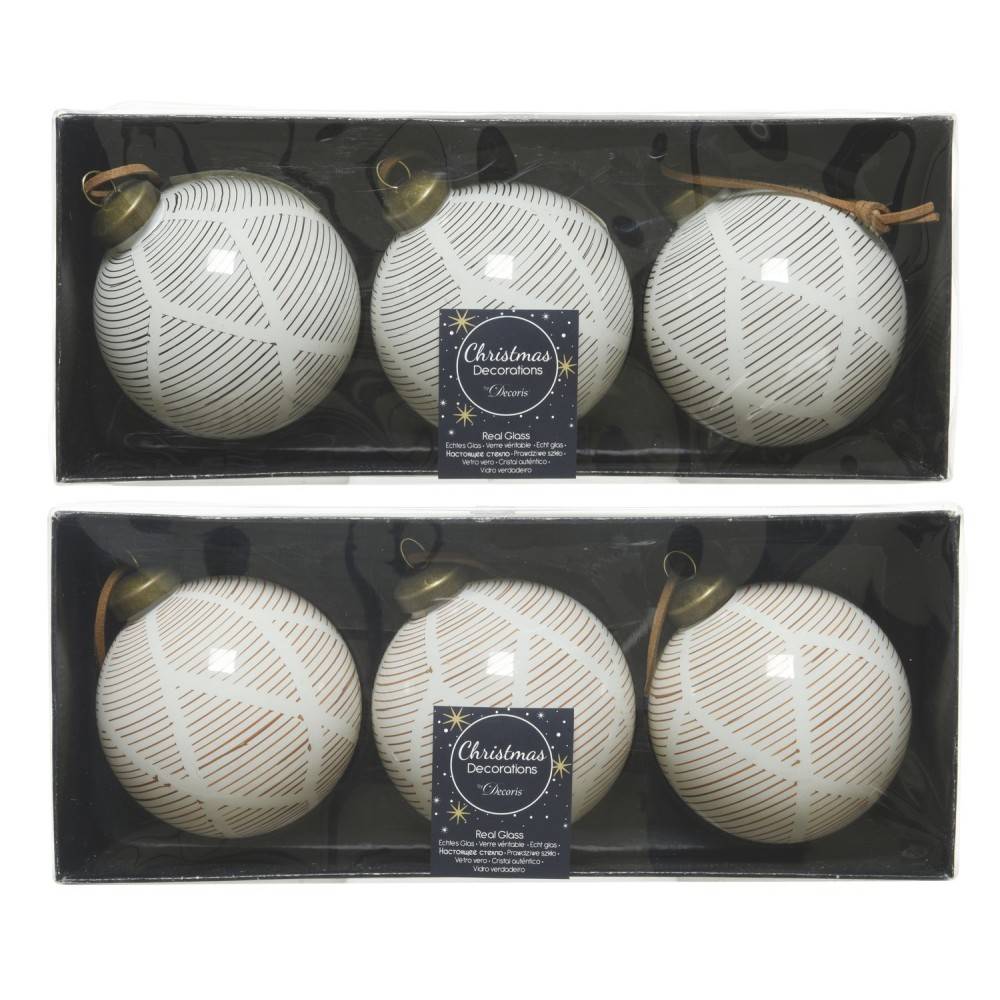 Set van zes witte kerstballen met geometrische lijnen en gouden details in een transparante verpa...