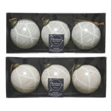 Set van zes witte kerstballen met geometrische lijnen en gouden details in een transparante verpa...