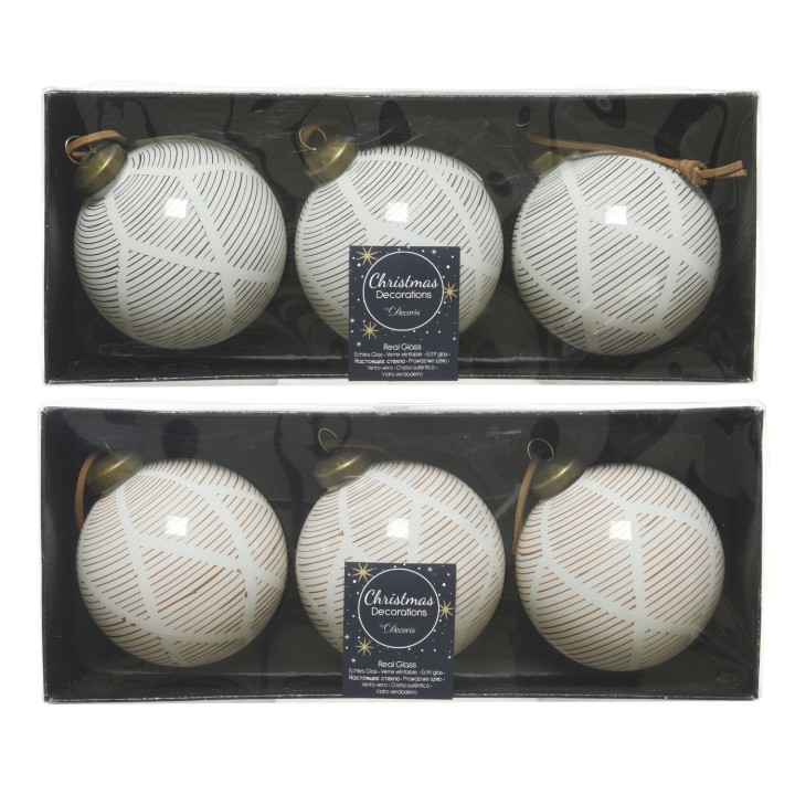 Set van zes witte kerstballen met geometrische lijnen en gouden details in een transparante verpa...