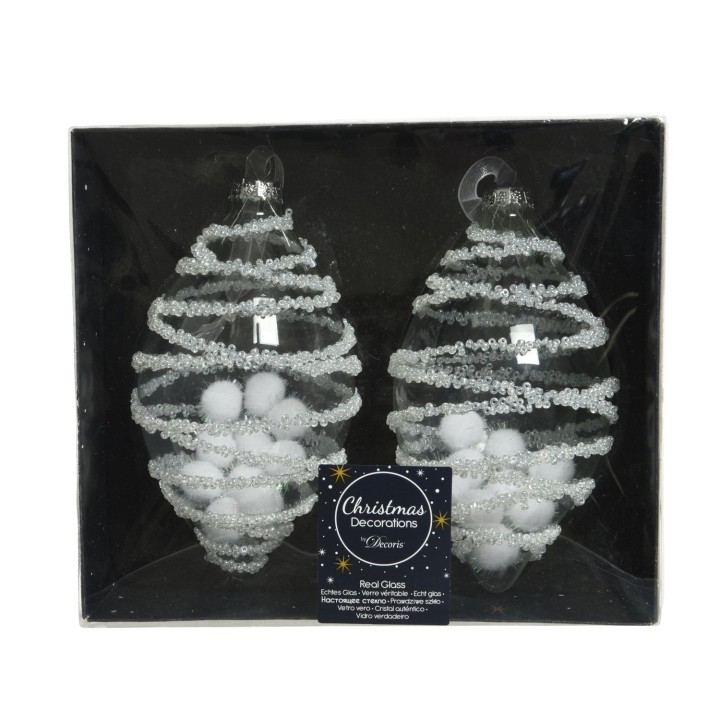 Twee kerstversieringen in de vorm van dennenappels, versierd met witte kralen en pompons.
