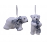 Twee schattige witte teddyberen met gebreide sjaals, perfect voor feestelijke decoratie.