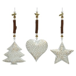 Drie decoratieve kerstversieringen in wit, met een mozaïekpatroon en houten accenten.