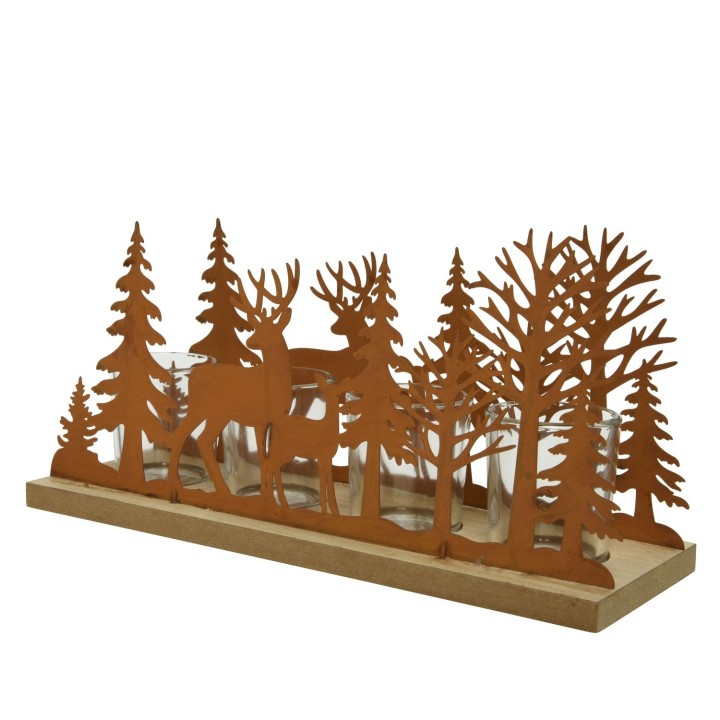 Houten decoratie met uitgesneden dennenbomen en herten, accentueert een winterse sfeer.