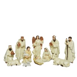 Een kerststal met figuren in zachte tinten, waaronder engelen, koningen, en dieren.