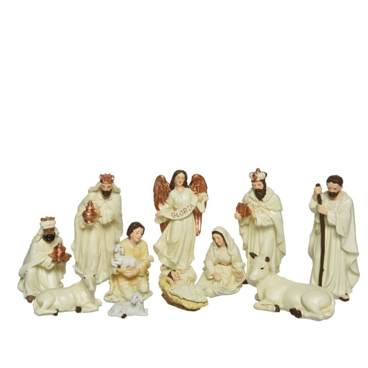 Een kerststal met figuren in zachte tinten, waaronder engelen, koningen, en dieren.