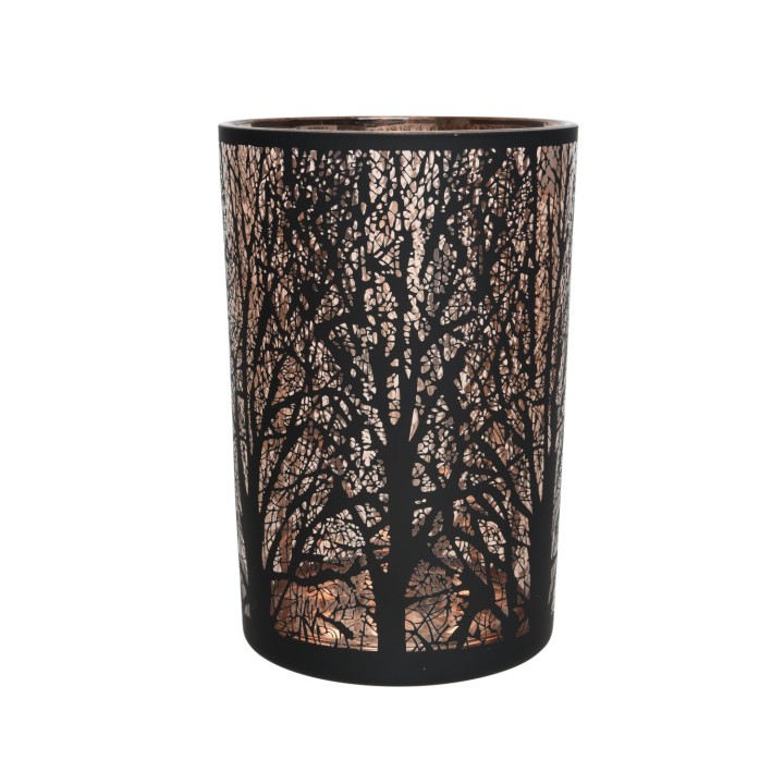 Elegante lantaarn met zwart metalen frame en doorzichtige boommotieven, sfeervol en warm licht.