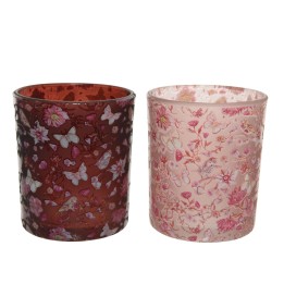 Twee glazen kaarsenhouders, één rood met vlinders, de ander lichtroze met bloemenprint.