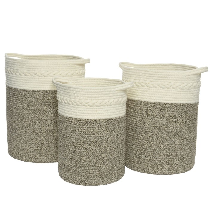Drie geweven manden in beige en grijs, met handvatten en een stijlvolle, moderne uitstraling.