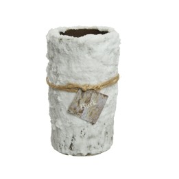 Een ruwe, witte vaas met een schorspatroon, vastgebonden met touw en een label.